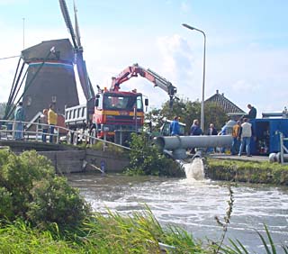 Veel water in de Dijkpolder wordt nu weg gepompt